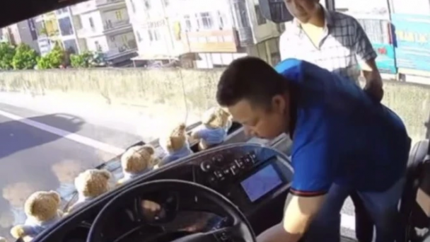 Khởi tố vụ án, tạm giữ hình sự người rút chìa khoá xe khách rồi bỏ đi ở Vành đai 3 trên cao