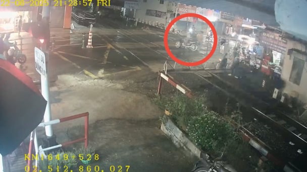 Xe máy tông gác chắn, mắc kẹt trên đường sắt ngay trước khi tàu đến