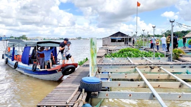 Người dân Cồn Sơn gặp khó trong việc làm bến ghé đón khách