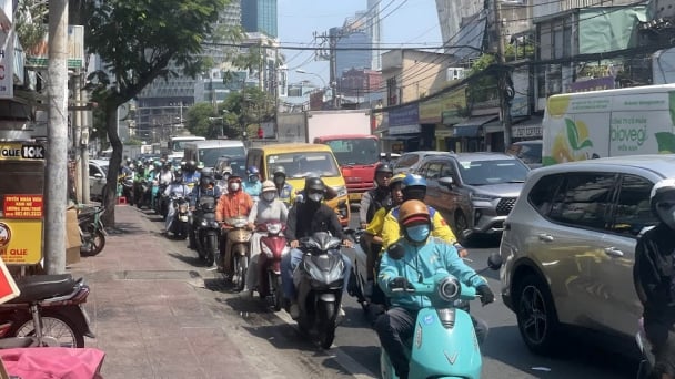 TP.HCM sẽ tháo dỡ hàng loạt biển quảng cáo lấn chiếm vỉa hè