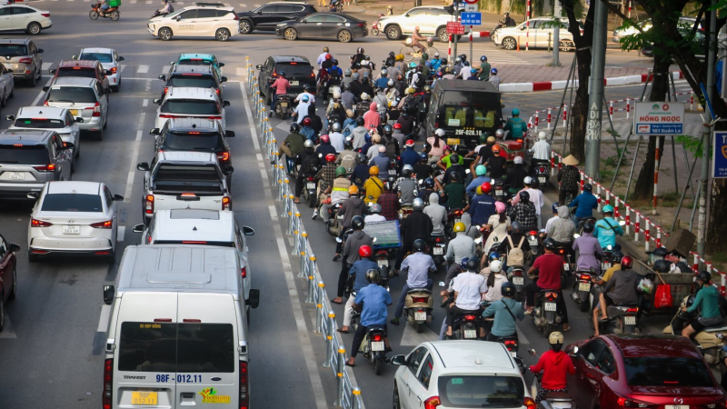 Tăng phí xe xăng: Động thái chiến lược thúc đẩy giao thông xanh