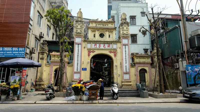 Cổng làng xưa giữa phố thị