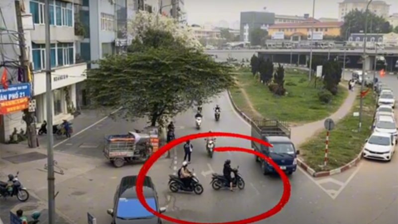 Ngã tư nóng nhất Hà Nội: Đi ngược chiều, leo vỉa hè, dừng đỗ lung tung