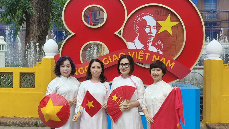Người dân nô nức chụp ảnh áo dài quanh Lăng Bác trước dịp Quốc khánh 2/9