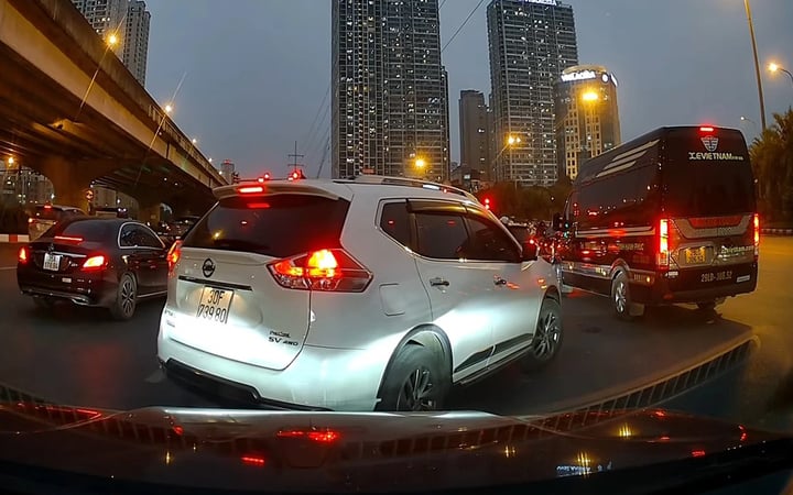 Những pha 'rẽ' vào lòng đất