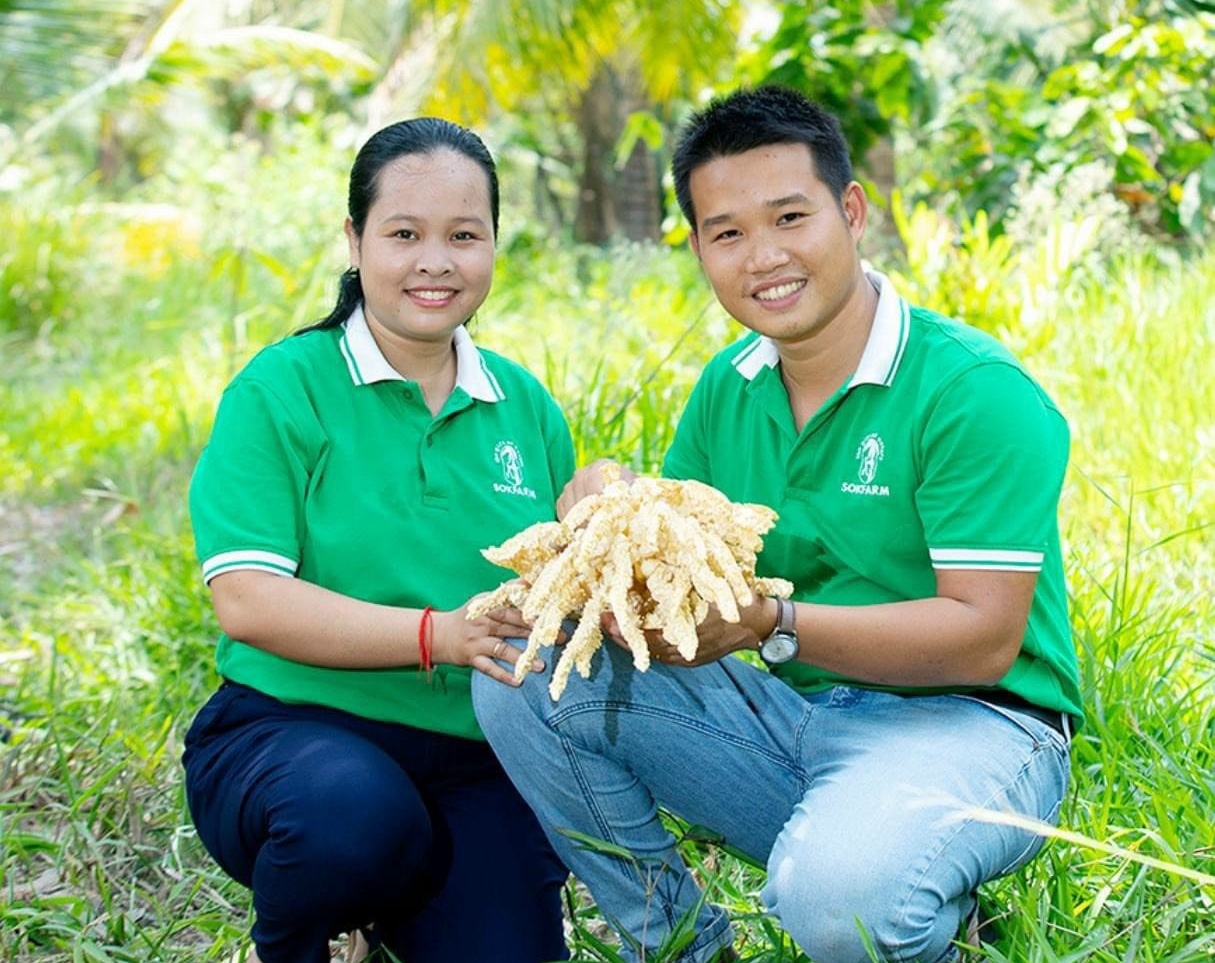 Phạm Đình Ngãi và Thạch Thị Chanl Thi thành công với mô hình thu mật hoa dừa thủ công để chế biến thành phẩm gia vị nước tương, mật thực vật, giấm mật…