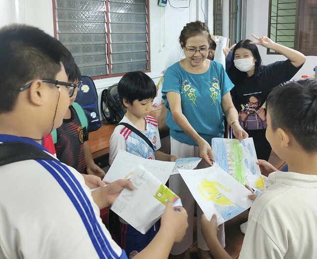 Cô Uyên hết lòng với lóp học miễn phí (Ảnh: Báo Thanh Niên)