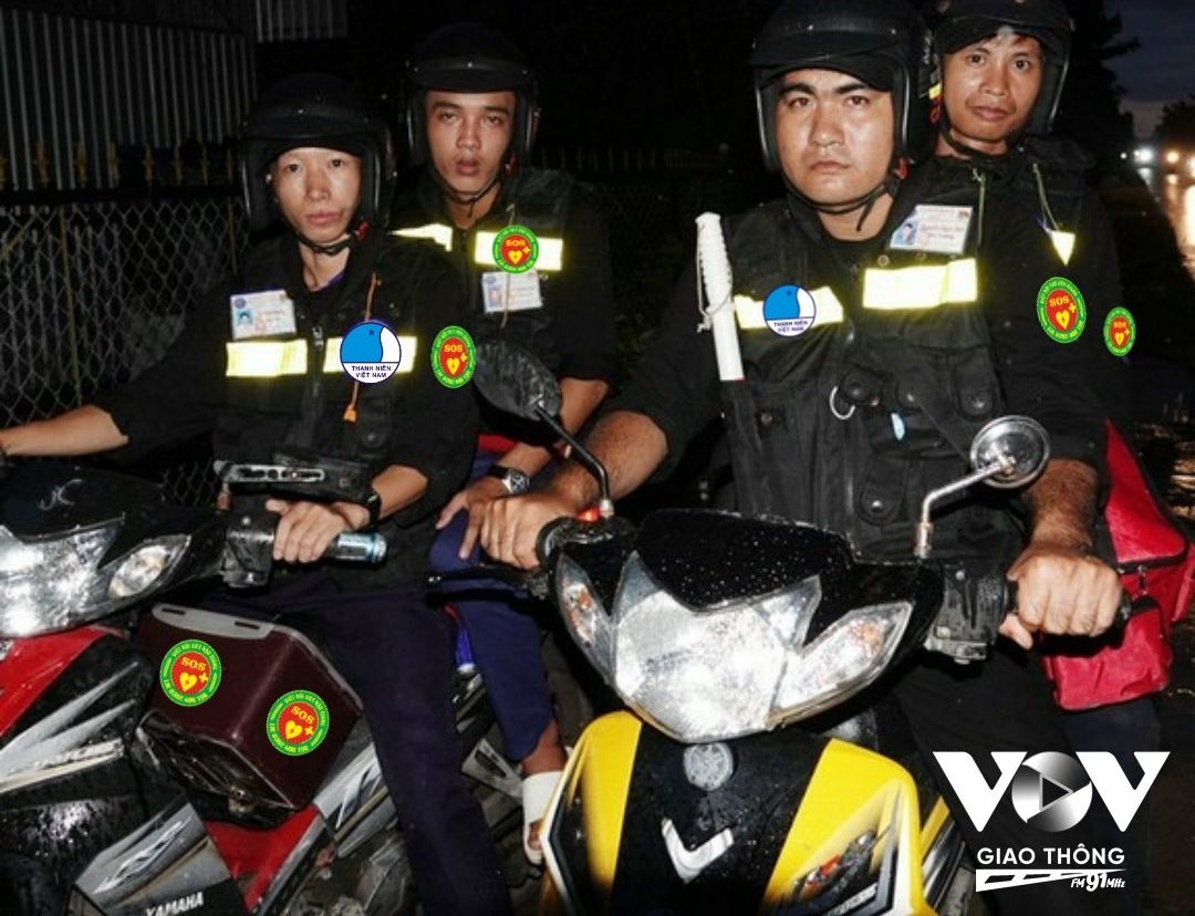 Những thành viên trong đội hỗ trợ SOS Hậu Giang hỗ trợ xuyên Tết
