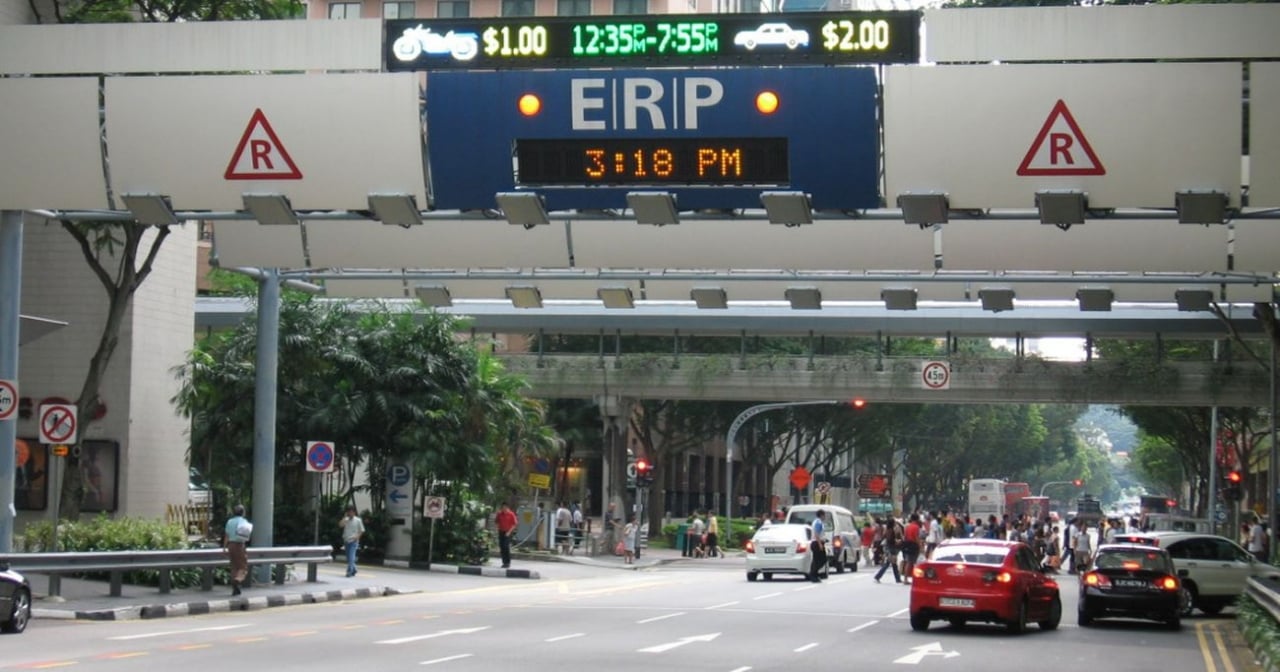 Tại Singapore, tất cả các xe cá nhân vào thành phố đều phải đóng phí nhằm giảm ùn tắc giao thông. Ảnh: CNA