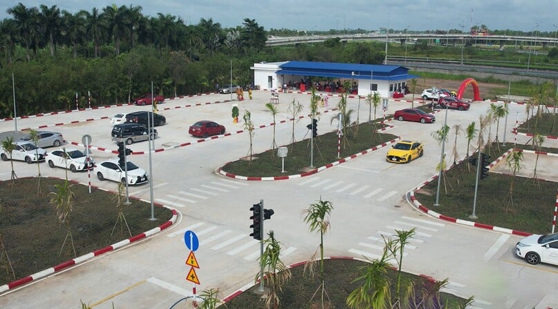 Theo đề nghị của Hiệp hội vận tải ô tô và một số cơ sở đào tạo, nghị định không quy định cứng diện tích, nhưng quy định là phải có đủ diện tích để bố trí đủ các bài tập theo quy định.