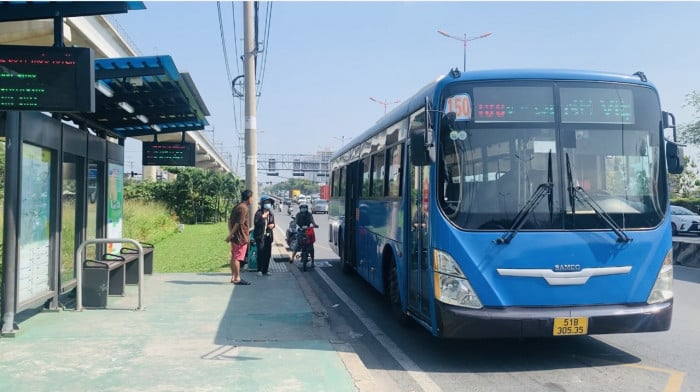 Trạm xe buýt trên Xa lộ Hà Nội gần nhà ga Bình Thái. Ảnh: Báo Giao thông