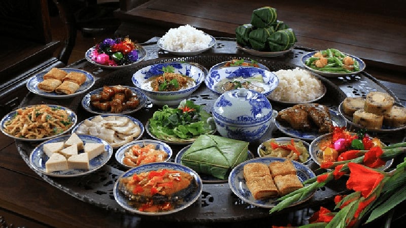 Đối với người Việt, mâm cỗ Tết không chỉ là sự hội tụ của tinh hoa ẩm thực, với những món ăn đậm đà hương vị, đa dạng sắc màu mà còn thể hiện rất nhiều ý nghĩa tâm linh, mang đậm nét văn hóa truyền thống đặc sắc - Ảnh Internet