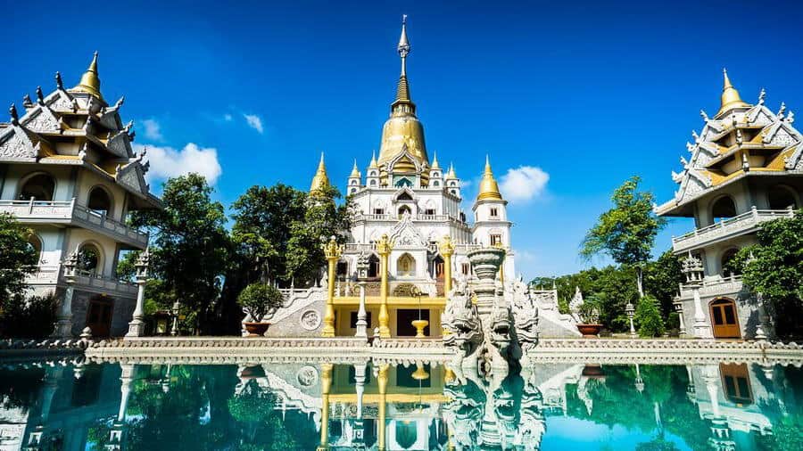 Chùa Bửu Long với lối kiến trúc độc đáo, lộng lẫy như một lâu đài – địa điểm du lịch Sài Gòn đẹp (Ảnh: vntrip)