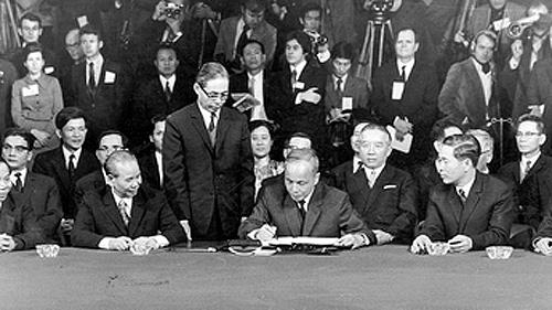 Đoàn đại biểu Việt Nam Dân chủ cộng hòa tại lễ ký kết Hiệp định Paris ngày 27-1-1973 (Ảnh: QĐND)