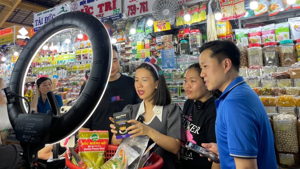 Chỉ trong 4 ngày diễn ra livestream bán hàng tại chợ Bến Thành (TPHCM) với sự hỗ trợ của người có ảnh hưởng trên mạng xã hội, đã có 18.200 đơn hàng được “chốt”, mang về doanh thu 4,2 tỷ đồng. Ảnh: CafeF