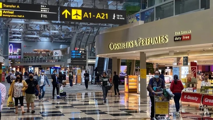 Du khách tại sảnh khởi hành số 3 của Sân bay Changi - Ảnh CNA