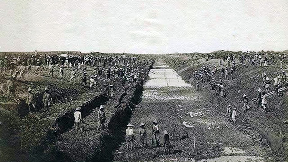 Bức ảnh tư liệu chụp cảnh đào kênh Chợ Gạo