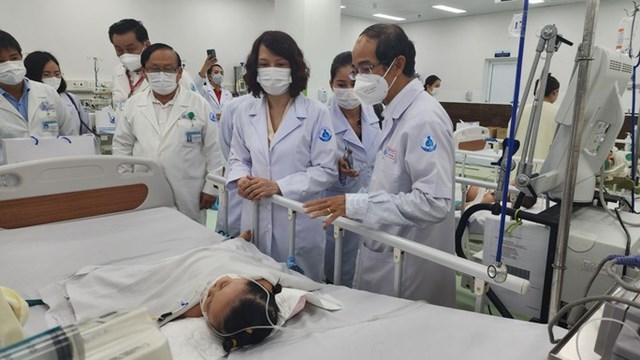 Đoàn bác sĩ của Bộ Y tế trao đổi tình hình điều trị bệnh tay chân miệng cùng nhân viên y tế Bệnh viện Nhi đồng 1 (TP.HCM). Ảnh: Đại đoàn kết