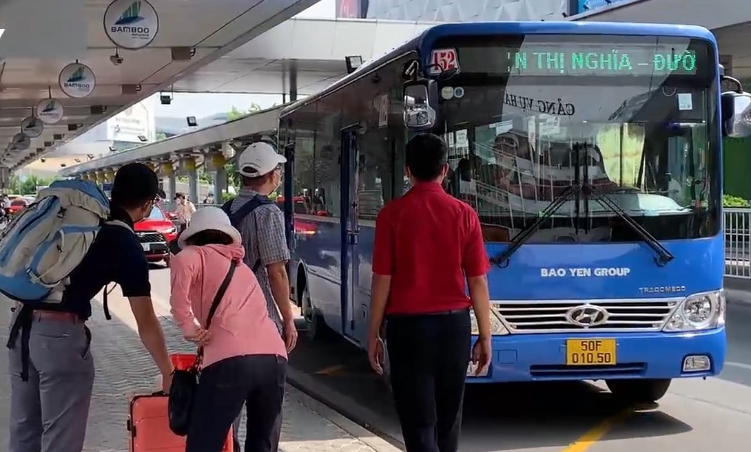 Xe buýt đưa đón khách tại sân bay Tân Sơn Nhất.