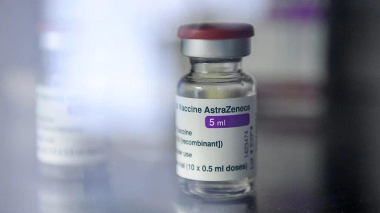Lọ vaccine ngừa COVID-19 của AstraZeneca được bảo quản trong tủ lạnh. Ảnh: Getty Images