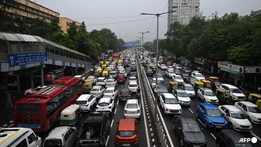 Các phương tiện mắc kẹt trên đường phố đông đúc tại New Delhi. Ảnh: AFP