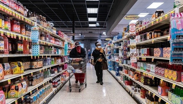 Người dân Mỹ mua sắm ở siêu thị. Ảnh: Reuters