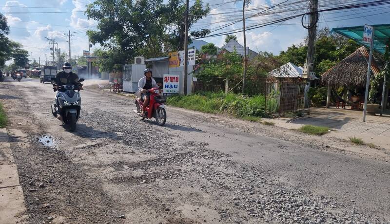 Tuyến Quốc lộ 54 đoạn qua huyện Trà Ôn, tỉnh Vĩnh Long liên tục bị hư hỏng dù đã qua nhiều lần dặm vá