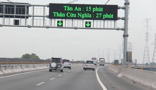 Hệ thống biển báo điện tử trên cao tốc TP. Hồ Chí Minh - Trung Lương được điều khiển bằng hệ thông giao thông thông minh (Ảnh minh hoạ: congthuong.vn)