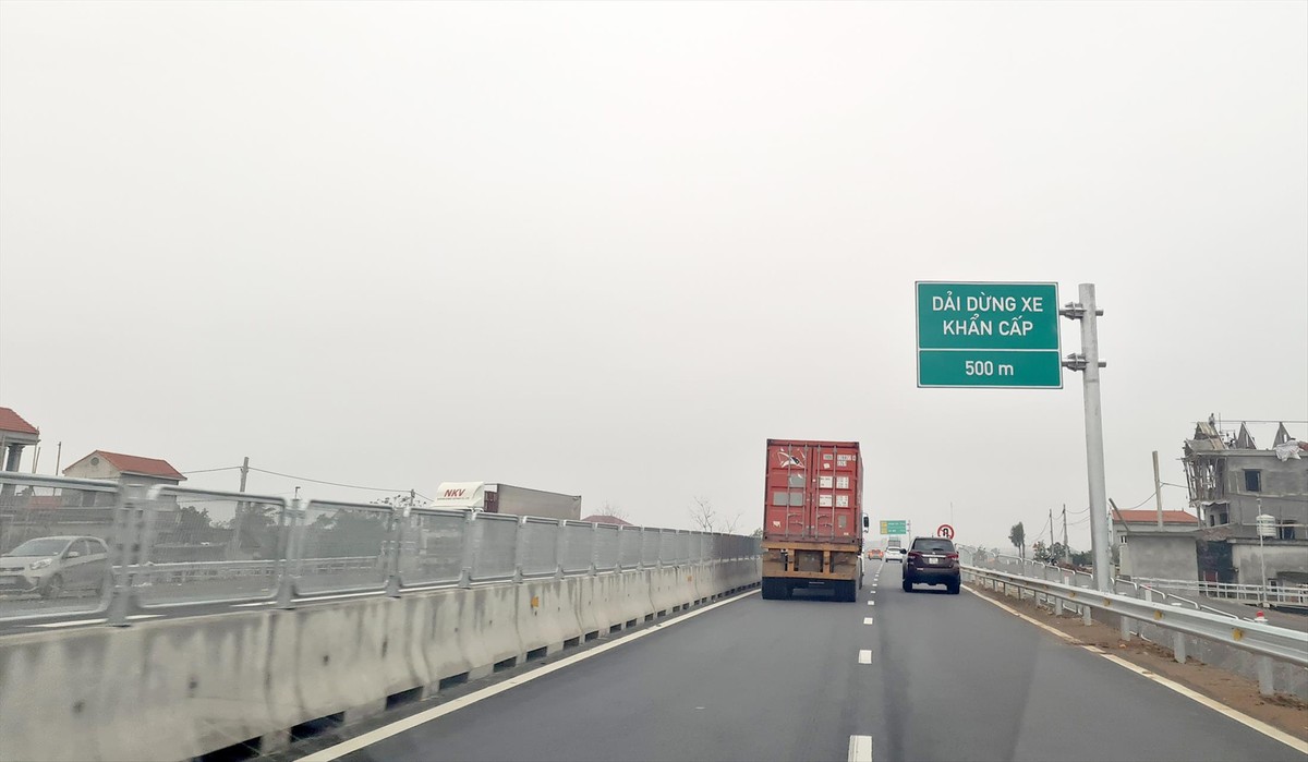 Đoạn cao tốc Cao Bồ - Mai Sơn chỉ thiết kế 2 làn xe chạy mỗi bên, không có làn dừng khẩn cấp dài toàn tuyến. Ảnh: Tiền Phong
