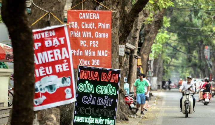 Quảng cáo treo dán tràn lan... (ảnh: suckhoedoisong.vn)