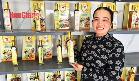 Mật ong thiên nhiên đóng chai đã đạt OCOP, là một trong những sản phẩm của HTX nông nghiệp Sơn Phú. Ảnh: Báo Hậu Giang