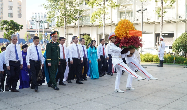 Đoàn đại biểu dâng hoa lên Chủ tịch Hồ Chí Minh. (Ảnh: Người lao động)