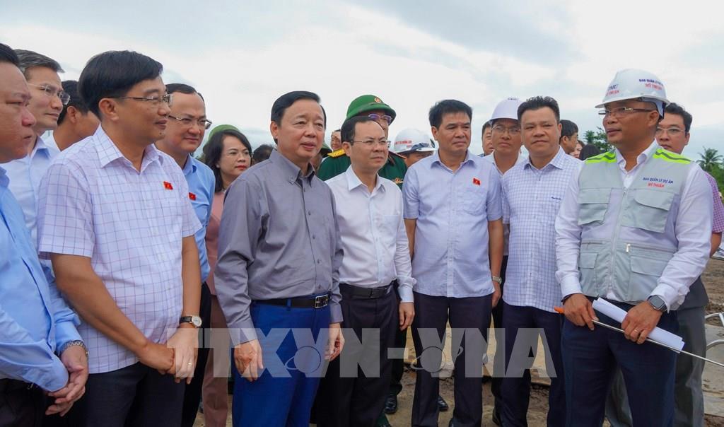 Phó Thủ tướng Trần Hồng Hà kiểm tra thi công dự án cao tốc Cần Thơ - Cà Mau. Ảnh: Thanh Liêm - TTXVN