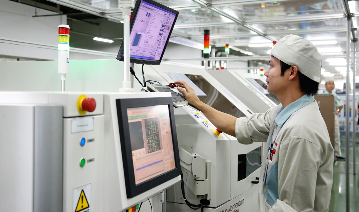 Vận hành dây chuyền sản xuất máy in tại Công ty Canon Việt Nam (Khu công nghiệp Thăng Long, huyện Đông Anh). Ảnh: Nhật Nam