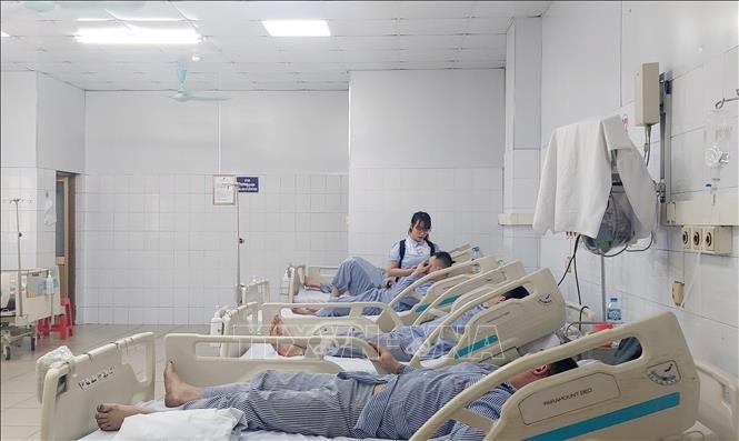 Các công nhân bị thương được chăm sóc tại Bệnh viện Đa khoa tỉnh Quảng Ninh. Ảnh: Thanh Vân/TTXVN