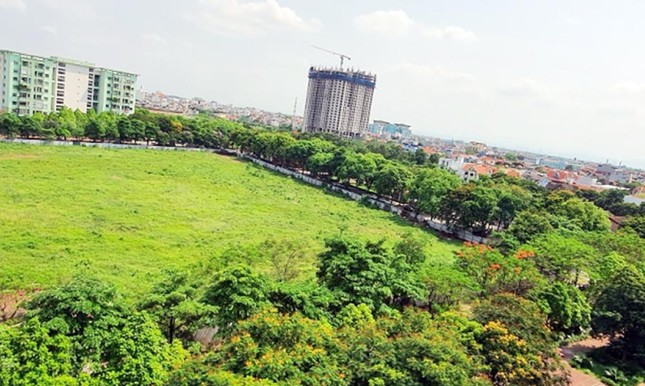 UBND quận Hoàng Mai kiến nghị chủ đầu tư các khu đô thị bàn giao các ô đất quy hoạch xây trường bị bỏ hoang để địa phương đầu tư công, xây trường công lập ở phường Hoàng Liệt - nơi xảy ra tình trạng học sinh phải bốc thăm để được đi học. Ảnh minh họa.