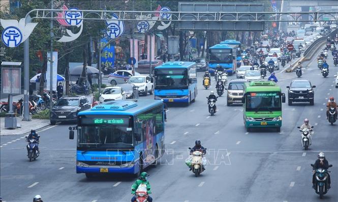 Các xe buýt vào đón, trả khách tại trạm chờ trên đường Nguyễn Trãi. Ảnh: Tuấn Anh/TTXVN