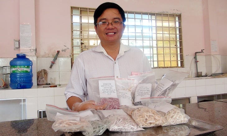 Anh Việt với sản phẩm bánh làm từ khoai lang (Ảnh: Tuổi Trẻ)