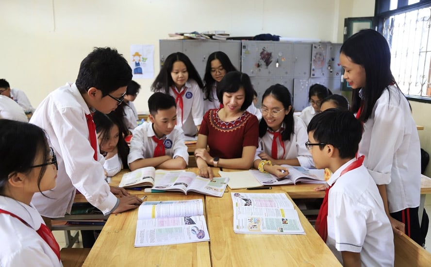 Giáo viên trường THCS Chu Văn An (quận Tây Hồ) trò chuyện với học sinh chủ đề ngăn chặn bạo lực học đường. Ảnh: Tuổi trẻ Thủ đô