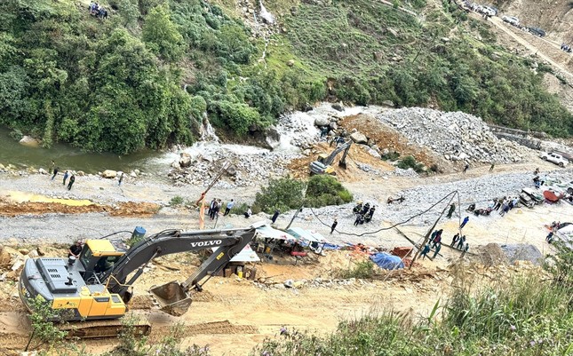 Hiện trường vụ sạt lở đất tại công trường thủy điện. Ảnh: Tiền Phong