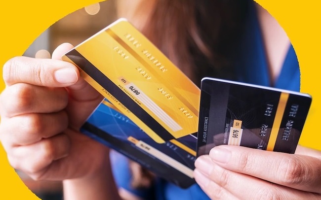 Các khách hàng đang sử dụng thẻ tín dụng lo lắng và có sự quan tâm đến tính rủi ro của sử dụng loại thẻ này - Ảnh minh họa
