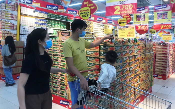 Các siêu thị đang tăng dự trữ nguồn hàng Tết. Ảnh: VGP/Thùy Linh