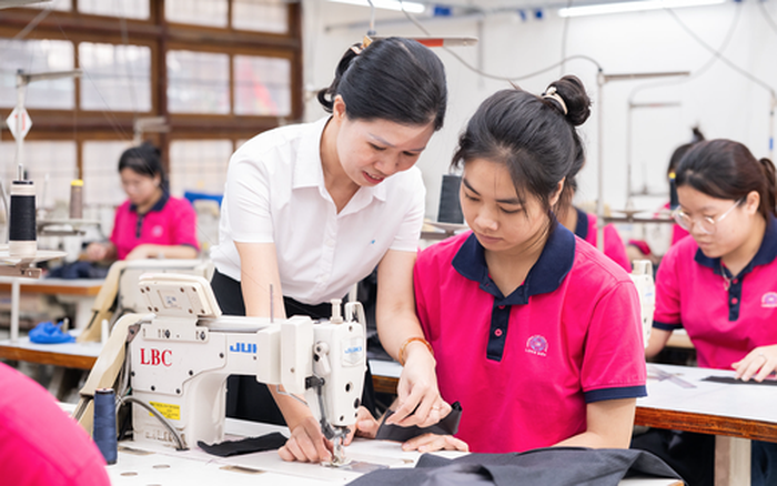 Về mặt xã hội, chúng ta cần giải được bài toán lớn về sự thiếu liên kết giữa đào tạo với nhu cầu thực tiễn của thị trường lao động. (Ảnh minh họa: Người lao động)