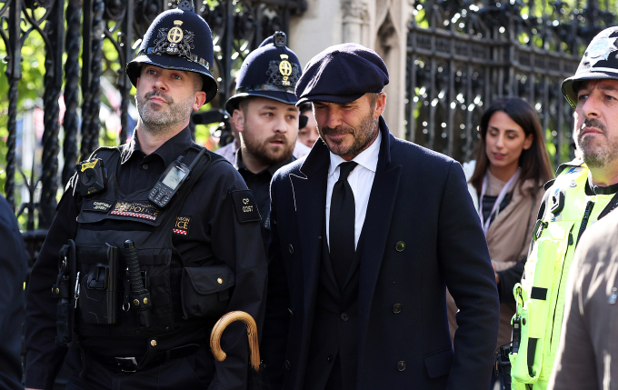 David Beckham xếp hàng cùng dòng người chờ viếng Nữ hoàng Elizabeth II, ngày 16/9. Ảnh: AFP.