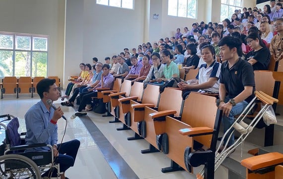Thầy giáo Đặng Hoàng An chia sẻ với các sinh viên (Ảnh chụp trong những ngày dịch chưa bùng phát trong cộng đồng) - Ảnh SGGP
