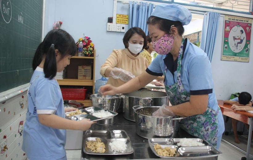 Bữa ăn bán trú tại Trường Tiểu học Nguyễn Thị Minh Khai. Ảnh: Giáo dục thời đại