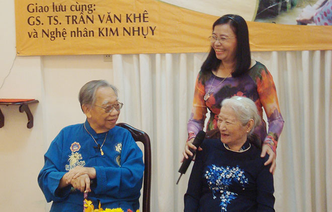 Nghệ sĩ Kim Nhụy và con gái Song Anh trong lần đầu hội ngộ GS Trần Văn Khê năm 2012. Ảnh: CAND