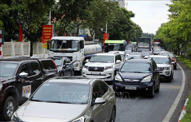 Các phương tiện di chuyển khó khăn trên đường Cổ Linh, nút cuối cao tốc Hải Phòng - Hà Nội. Ảnh: An Đăng/TTXVN