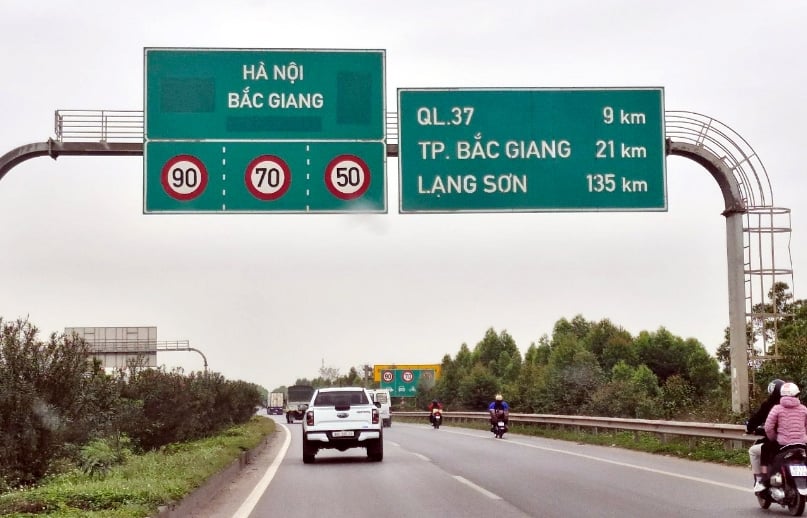 Hệ thống biển báo thể hiện tốc độ lưu thông tại các làn xe trên QL1 qua Bắc Ninh. Ảnh: Pháp luật và xã hội