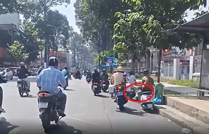 Hình ảnh cắt từ clip hành động giơ chân đạp người của CSGT đội Bàn Cờ
